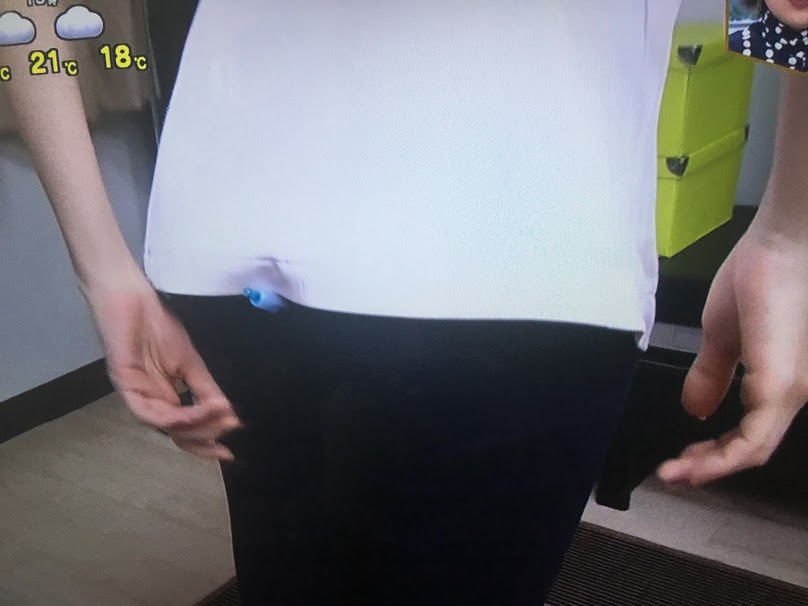 お尻にペンを挟むとこんな感じ
