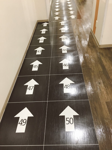 ティップネス小岩店　スタジオ前の床は整列用の番号が貼られています